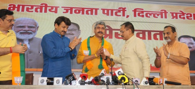 Manoj Tiwari & Virendra Sachdeva Welcomed Social And Political Workers From North East Delhi